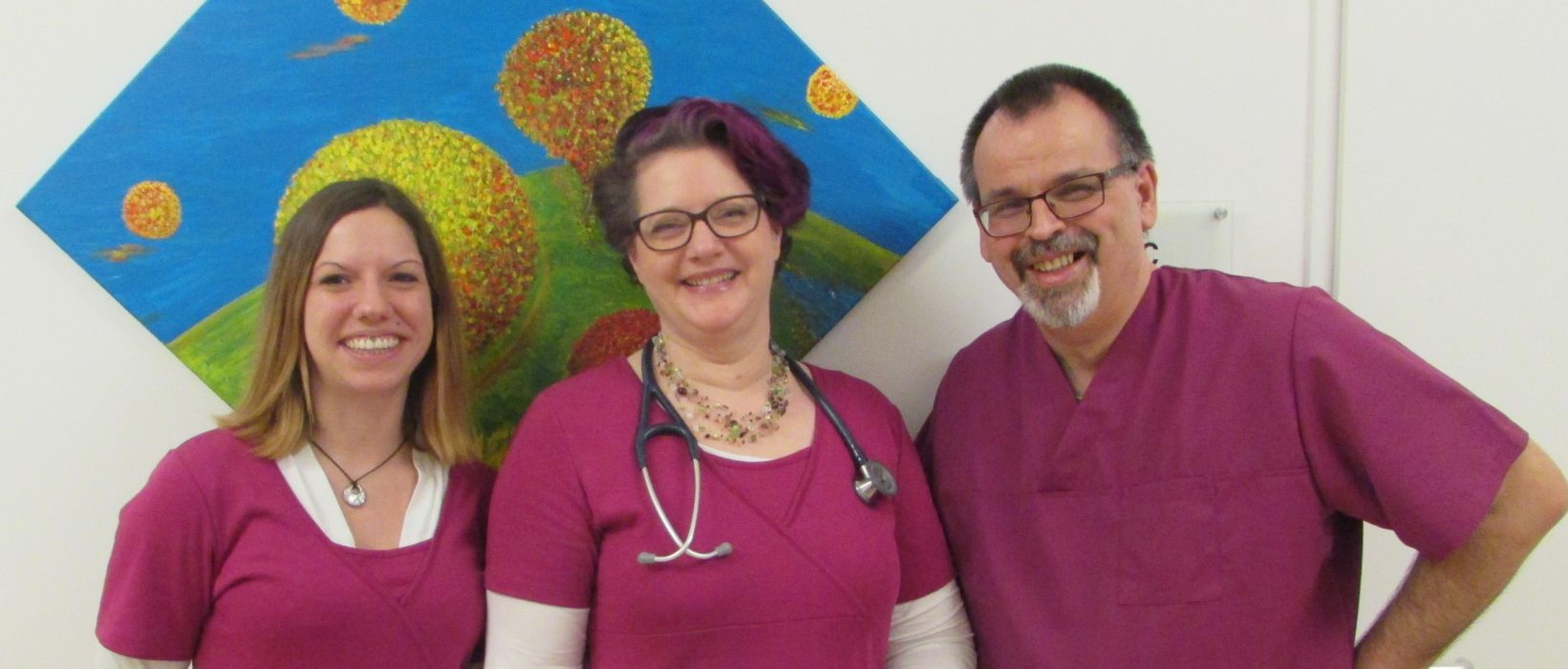 Irina K., Dr. Mouna Bittmann und Dr. Georg Bittmann in der Ordination